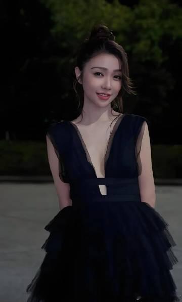 苏州河上的薛凯琪美成啥了苏州河水面波光粼粼，小船之上的她歌声舒缓悠扬，身形清丽温