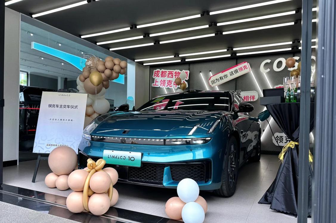 在20万左右预算想选择纯电轿车，很多人最担心的往往是“入门即丐版”。但领克10 