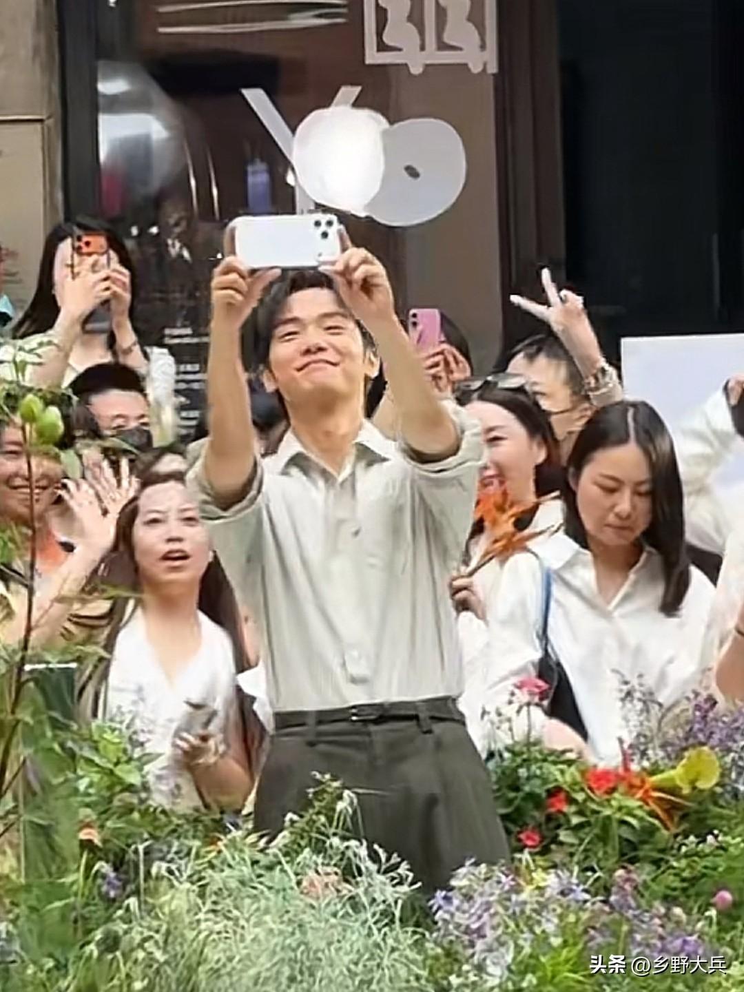 王彦桐上海线下现场实拍！被一众女生层层包围人气爆棚
 
《给阿嬷的情书》郑木生扮