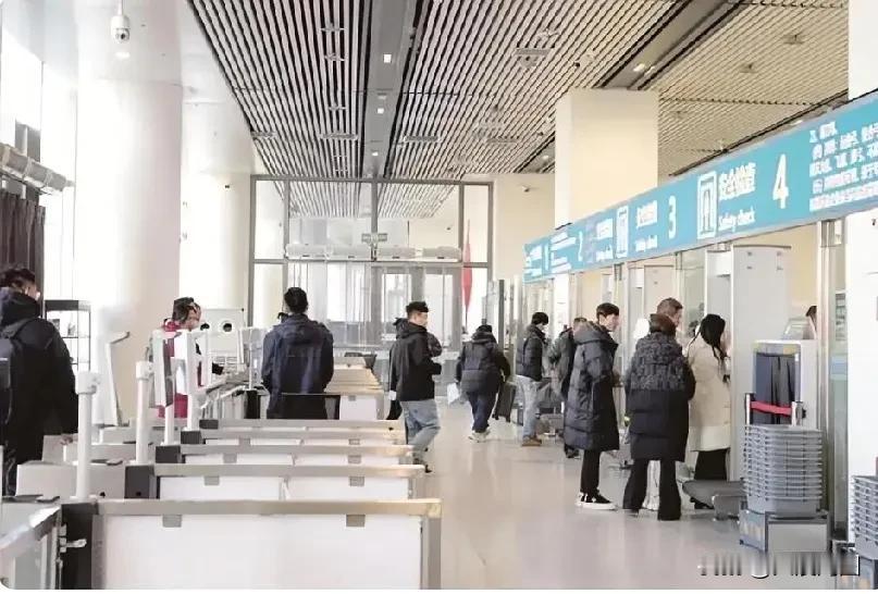 包头火车站改造前后的差别着实巨大。以往节假日期间，候车室里人满为患，想要找个座位