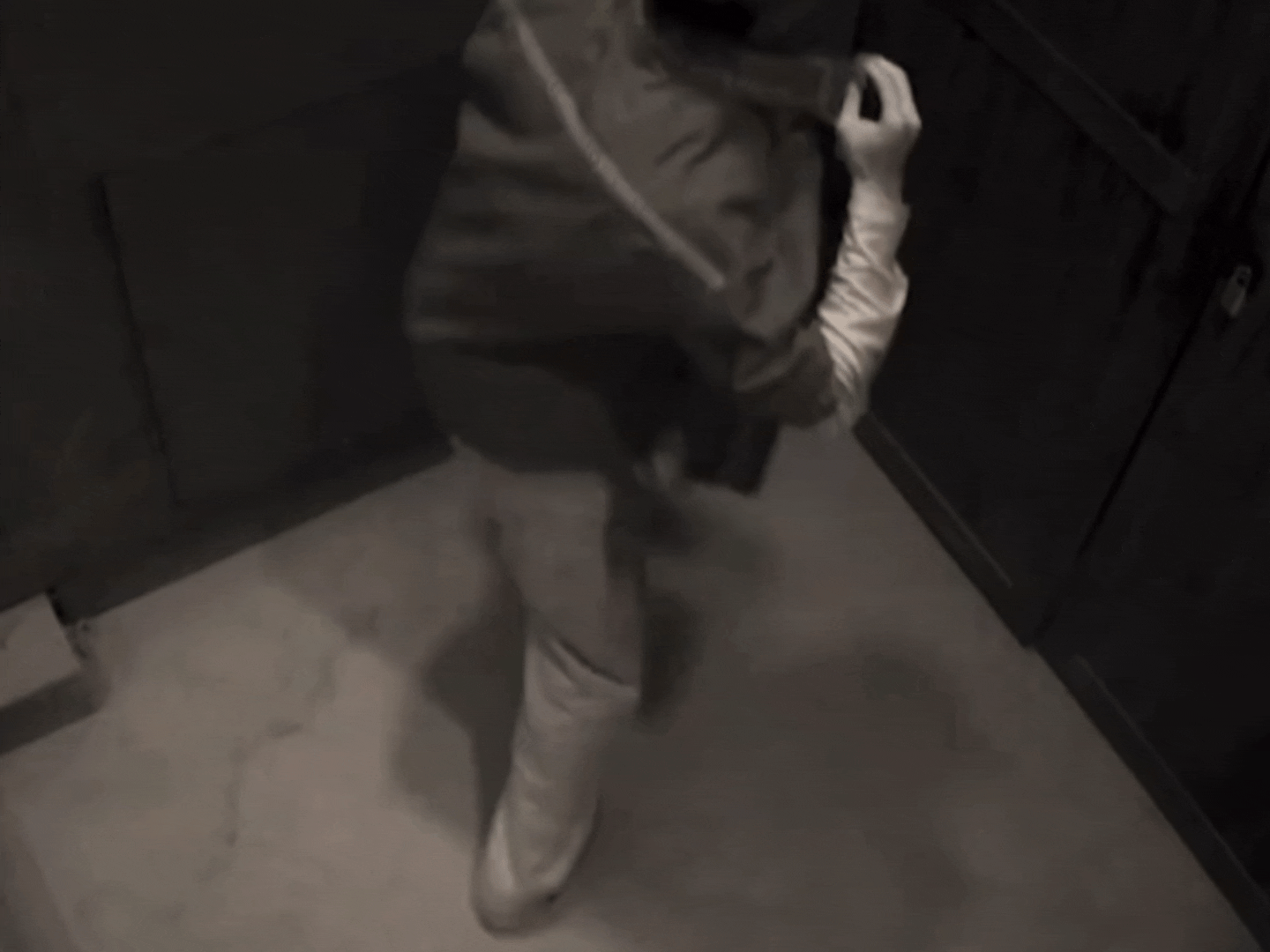 张真源 真源，我们这样掩耳盗铃真的可以吗张真源用脚和屁股探路密室大逃脱