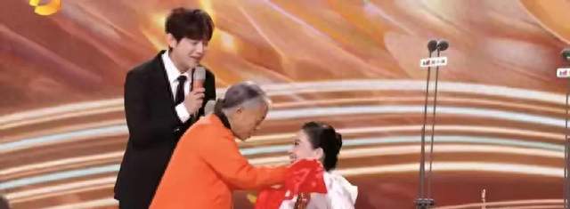 梅婷金鹰奖获奖后，杨紫立马让其请客，梅婷的回复让人笑翻