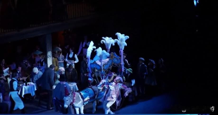 美国纽约大都会歌剧院重现《波西米亚人》中的巴黎街景，不只靠布景与群戏堆叠氛围，还