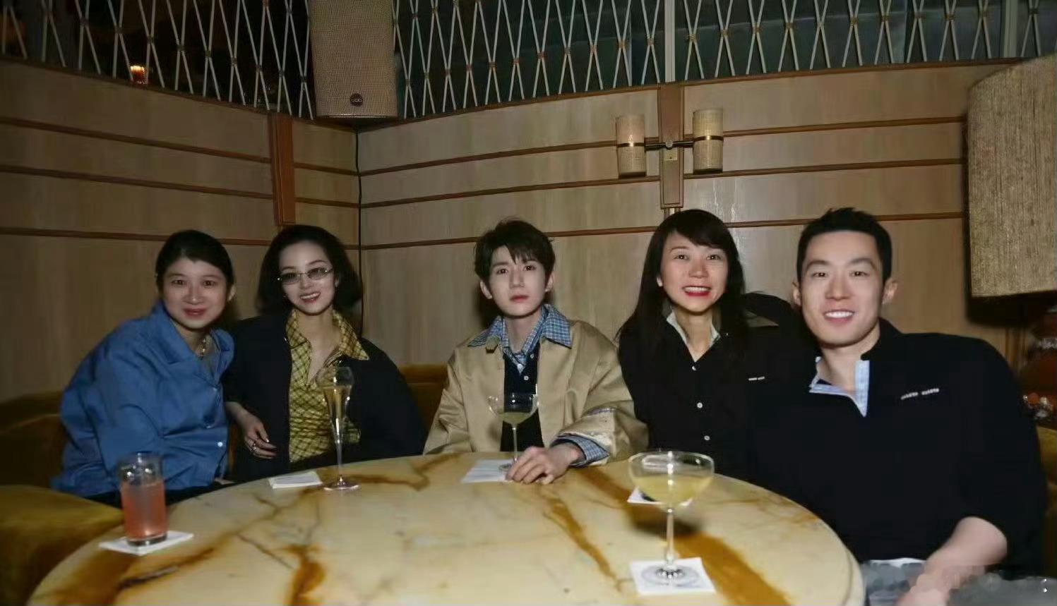 晚宴上的王源王源官图 晚宴上的王源真的一整个帅气小王子！！官图也超级好看！ [哈