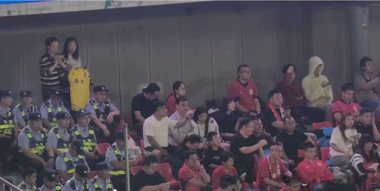 昨晚中甲联赛长春亚泰队球迷区，居然还真出现了苏超泰州队球迷。不过和从长春远道而来