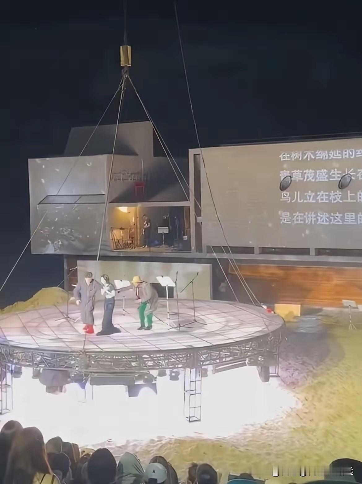 歌手唱歌跑调。
演员演话剧不背台词。
唱儿歌女主持开全国巡演。
在各行各业都卷生