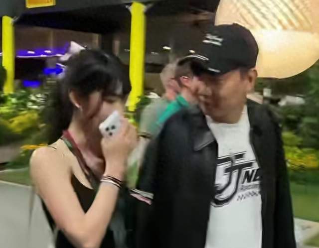 45岁林俊杰与24岁女友七七观赛后，甜蜜牵手离开，让女友不要害羞