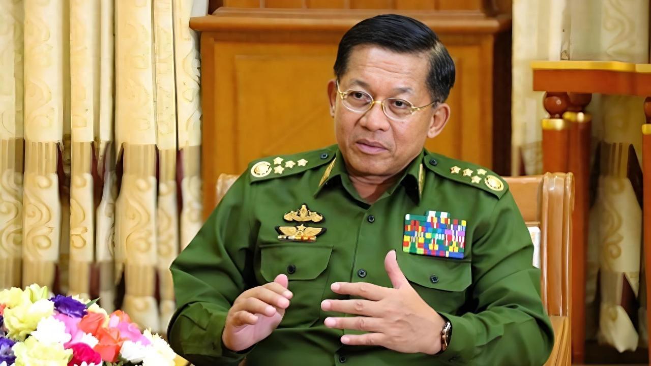 [月亮]执掌缅甸军方15年的铁血强人敏昂莱，居然脱下军装，成了缅甸的总统了。
