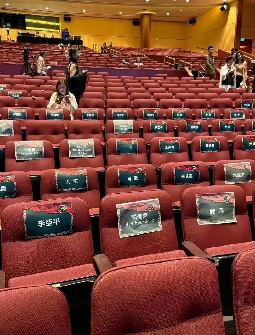 肖战回头笑 和孔笙导演，还有张艾嘉坐在一起。张艾嘉很有名的女导演，我妈会唱她的歌