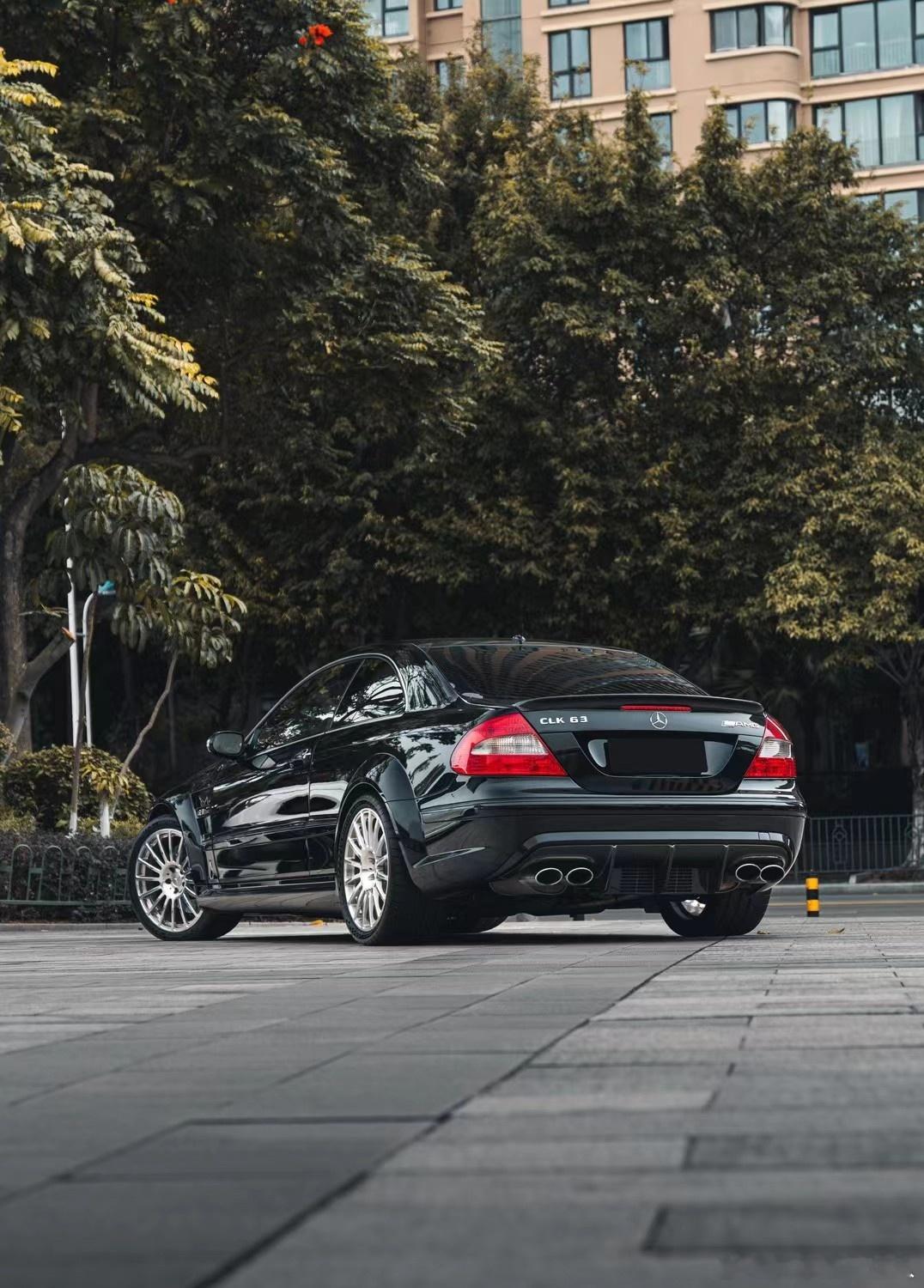 奔驰AMG CLK63 Black Series，穿西装，抽尾气，没有哪个男人能