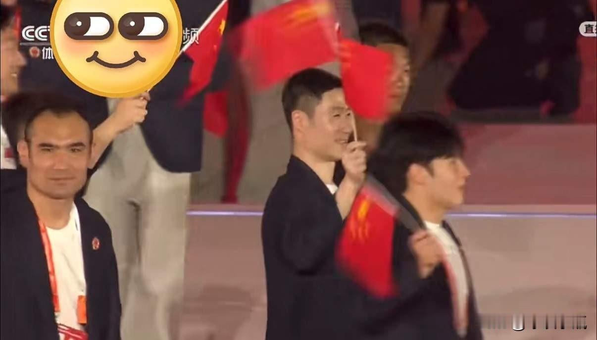 亚运会开幕式，瞪大眼睛也没看到莎头曼昱小石头他们的影子，只有王励勤代表国乒出席现