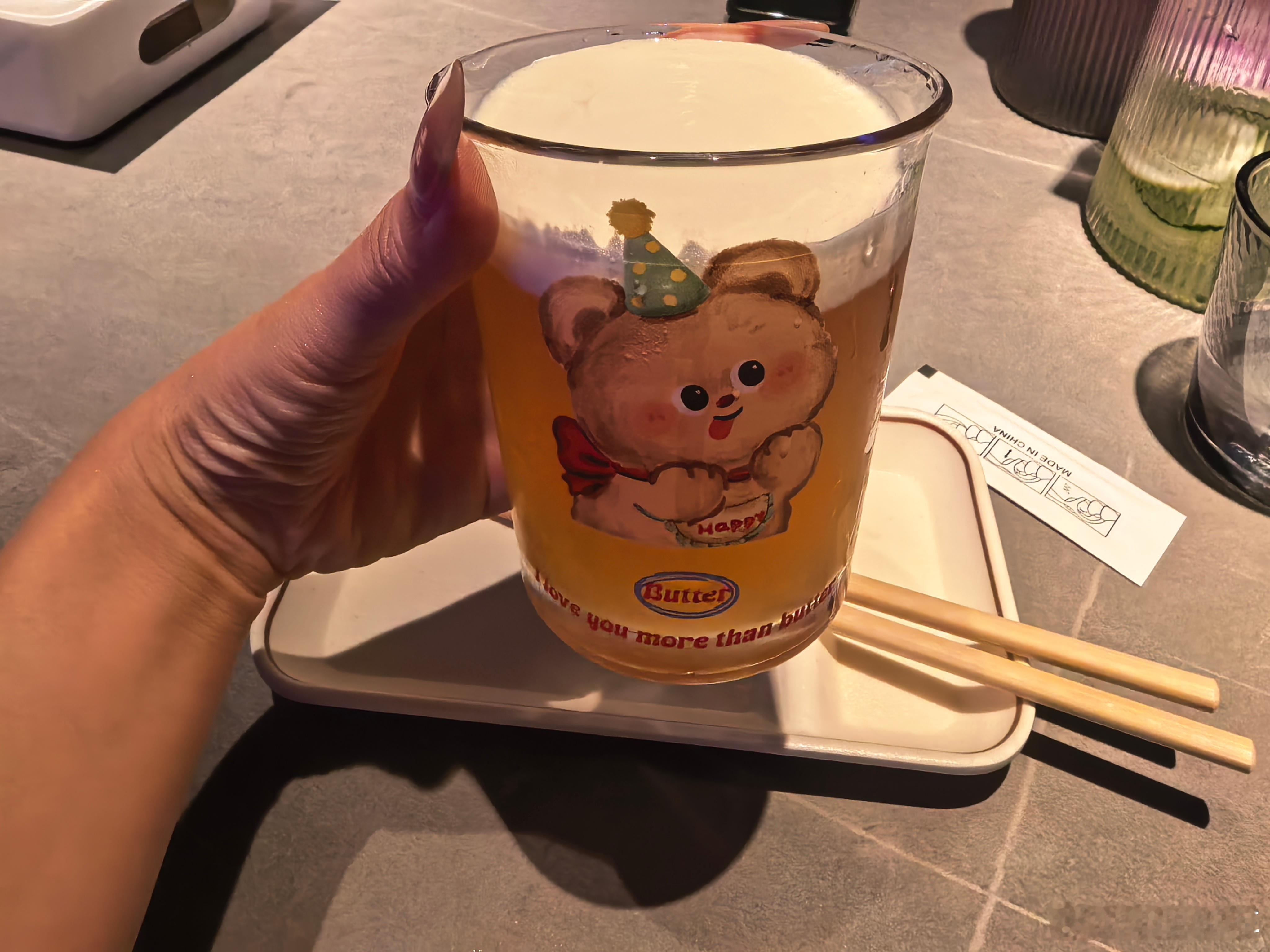 我的粉丝们都饿了吧？啤酒加奶盖真的无敌好喝[挤眼] ​​​