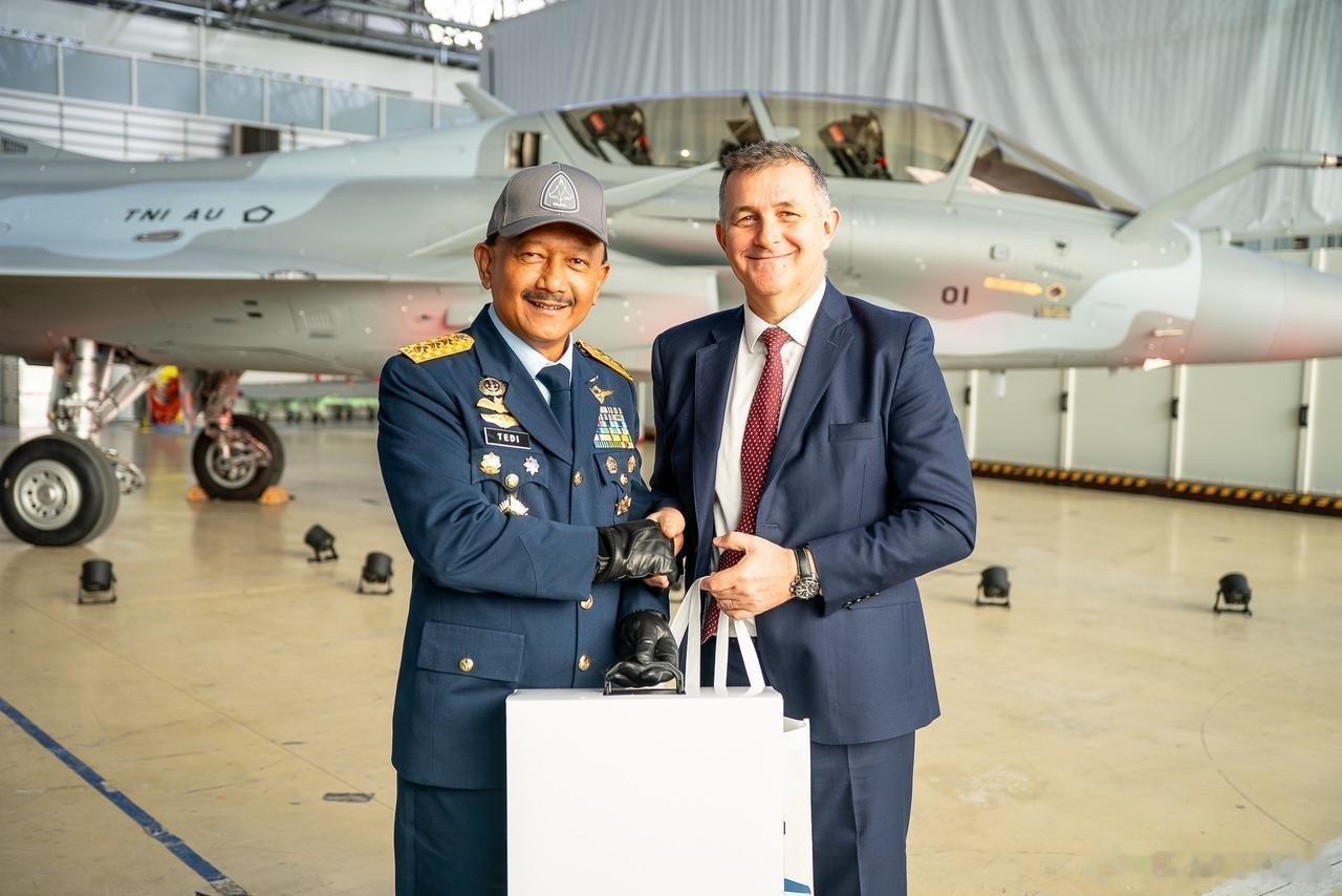 雅加达接收了首批三架阵风，一共买了42架。烽火问鼎计划