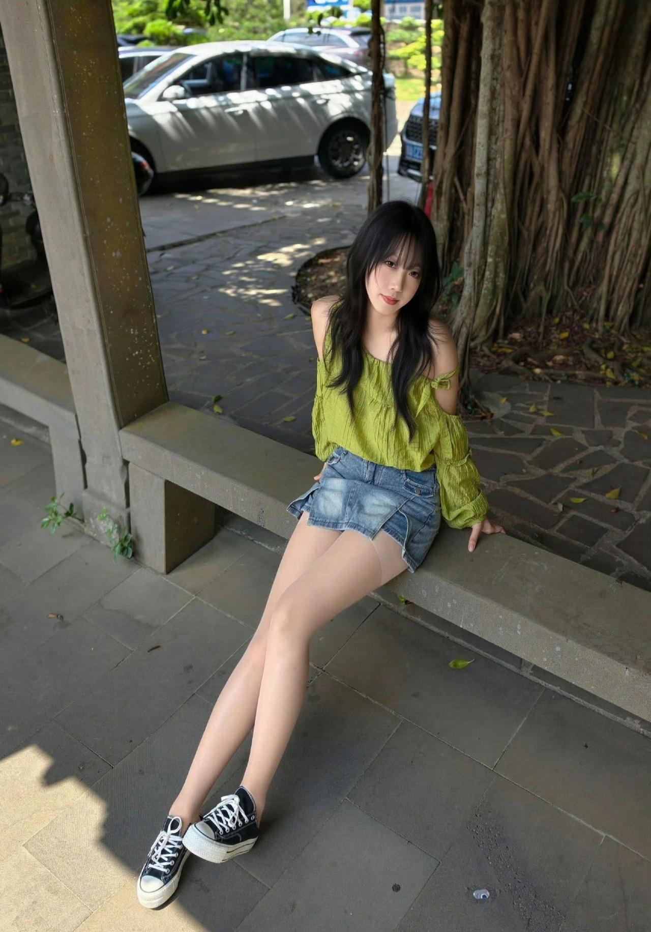 这套是“清新甜美的休闲少女风”穿搭，黄绿+牛仔的组合适配复古砖墙场景，松弛又减龄
