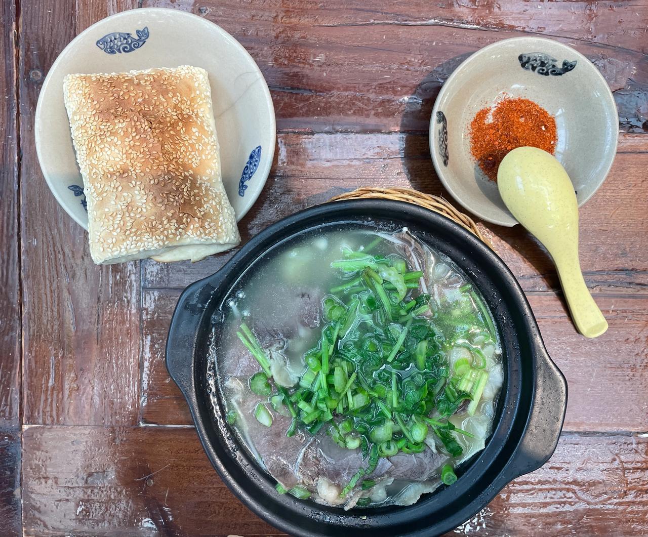     川渝的跷脚牛肉，包括昨天乐仁堂的牛肉汤，与石家庄本土的缸炉烧饼，都还是蛮