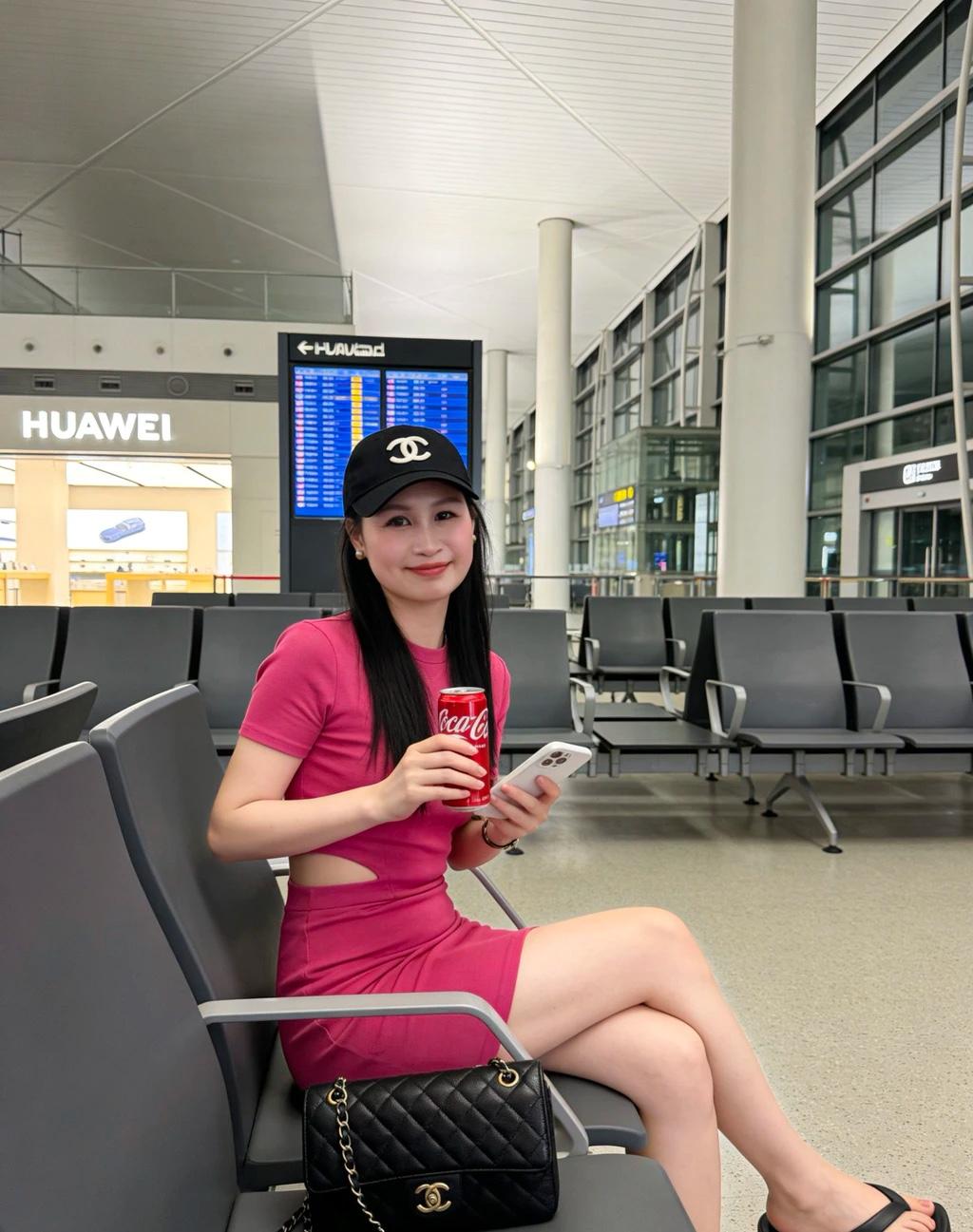少妇的帽子和包都是配套的