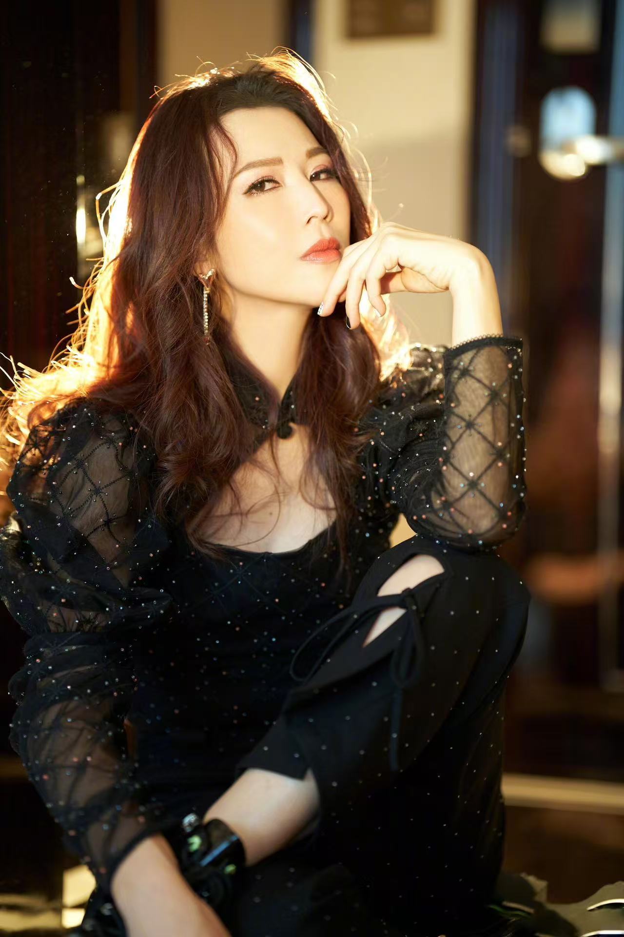 比蔡少芬更好笑的烫嘴港普出现了百厨大战温柔沉稳的外表配上一口魔性港普，反差感直接