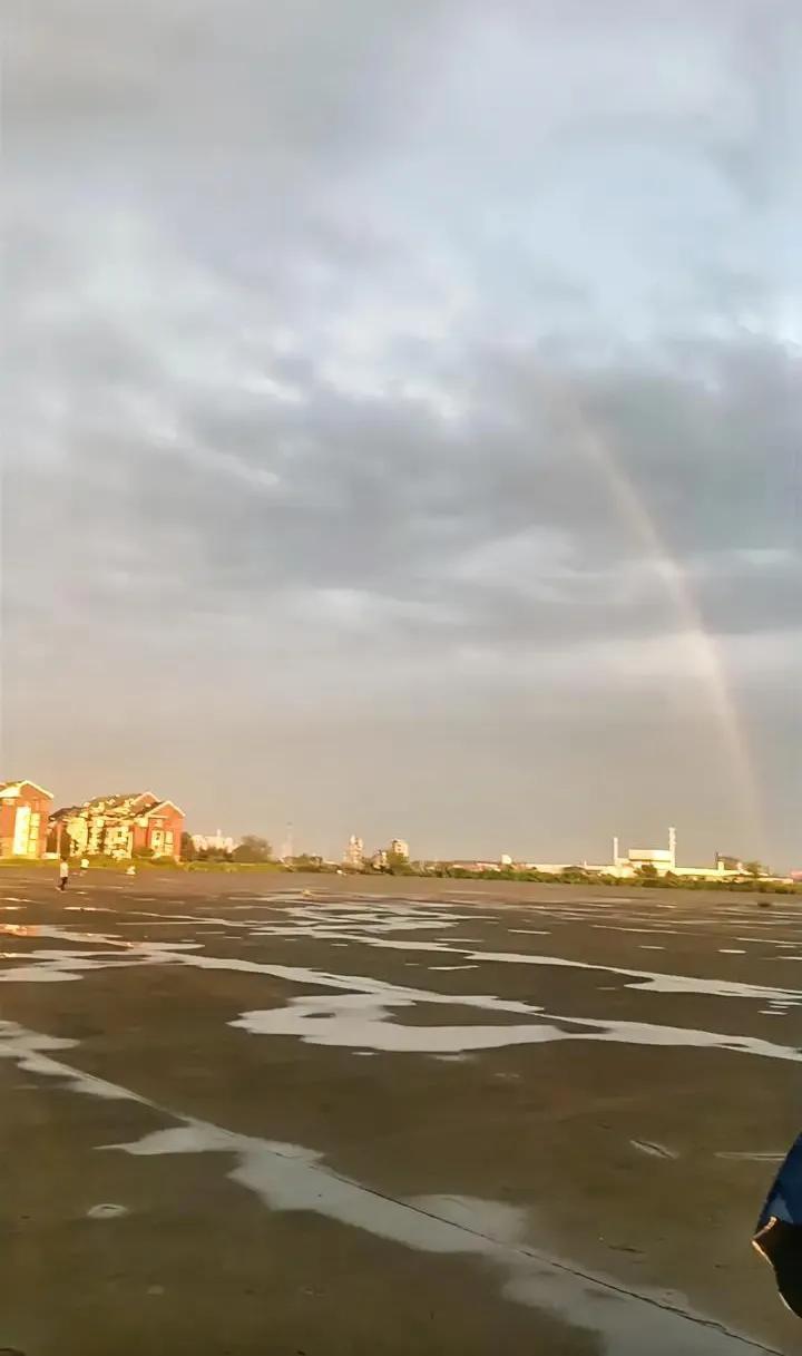 这是今年夏天的一个傍晚，下了一天的雨，傍晚是雨停了，天空上还是乌云密布，却在夕阳