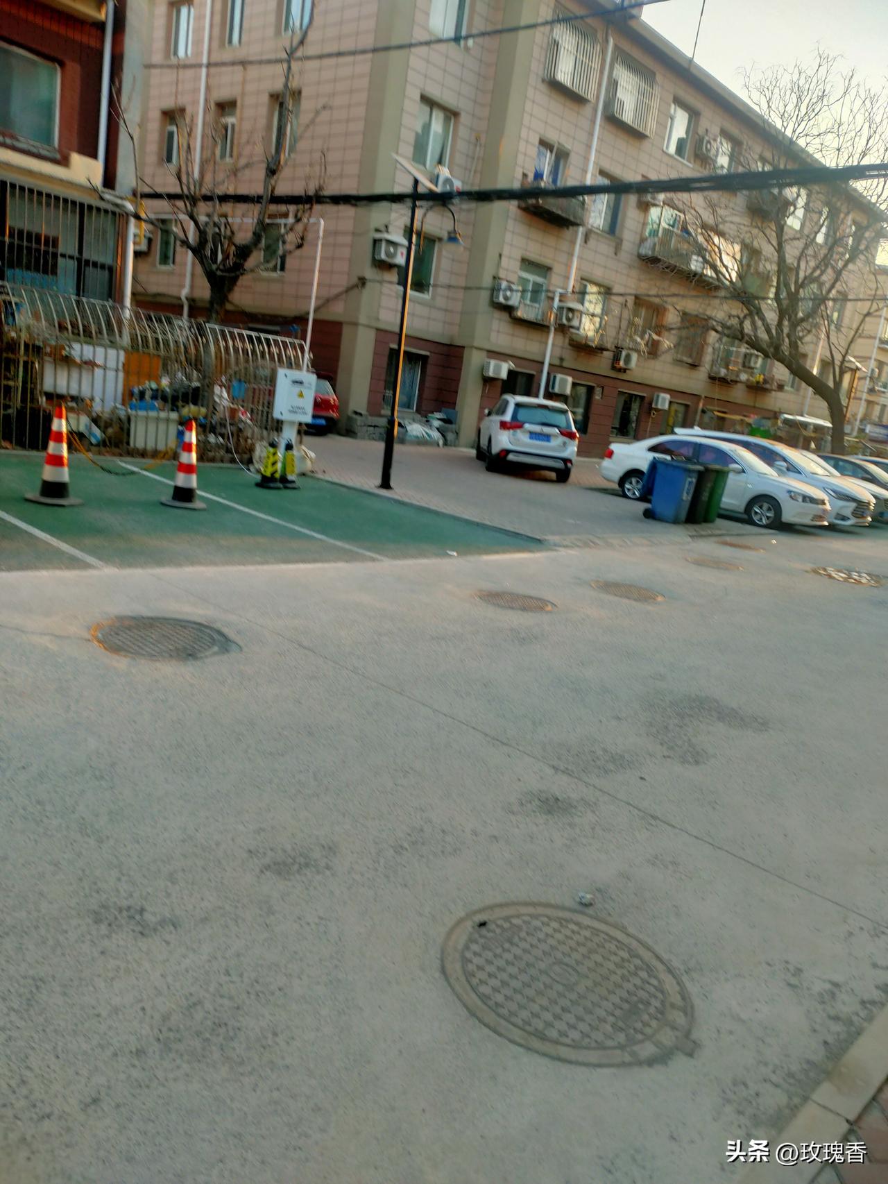 就像这楼下停车位，都没有站车位的，突然有个人站车位了，第二个就跟随，这东西都是公