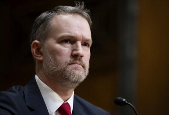 美国这波操作真是典型的搬起石头砸自己的脚，前脚刚放出制裁中国船舶的狠话说要收钱，