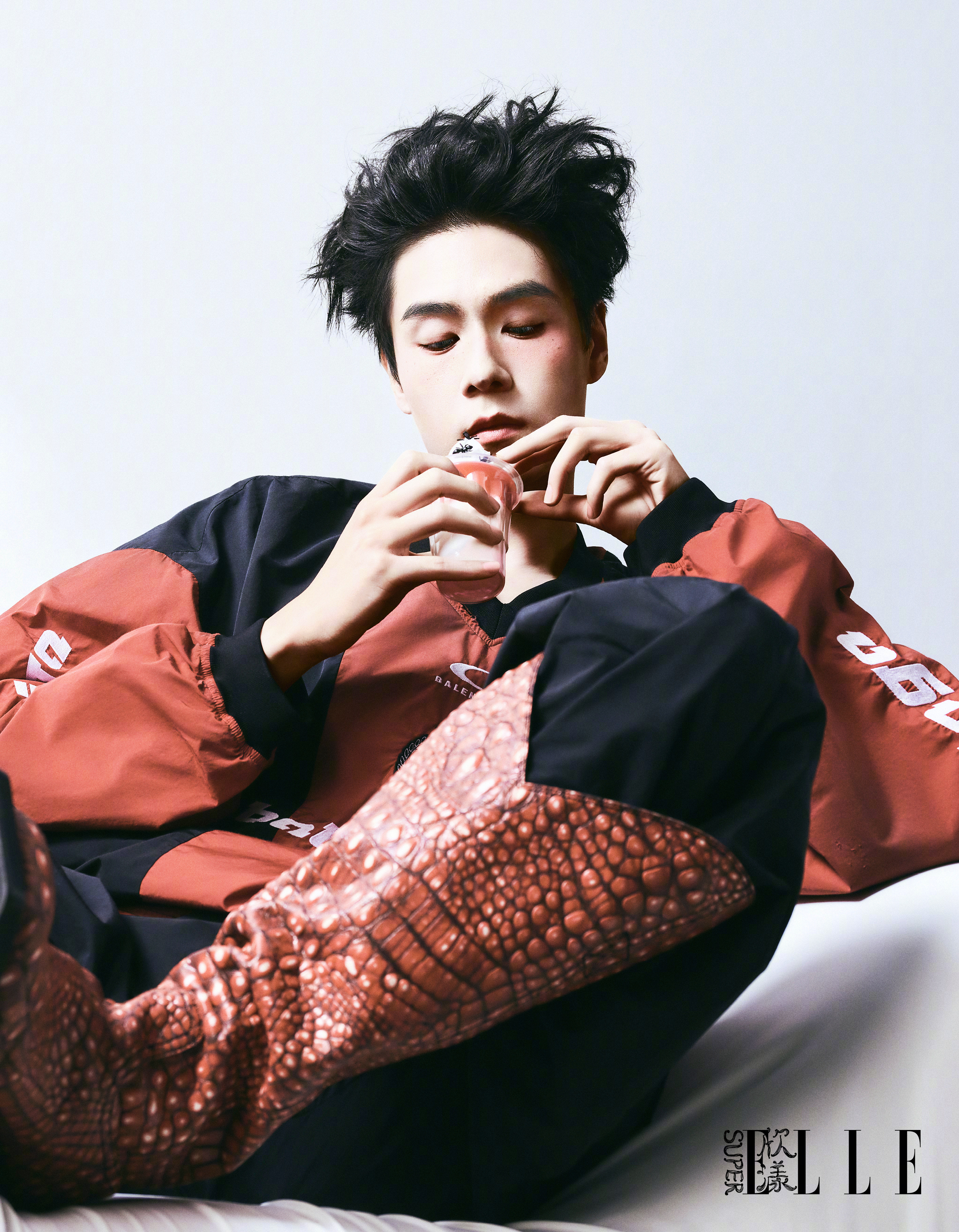 胡一天×SuperELLE January 2026演员携手SuperELLE亮