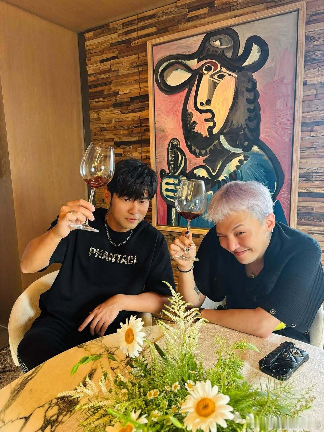 周杰伦邀请权志龙来家中做客权志龙 今日，“周董”周杰伦（Jay Chou）发布图