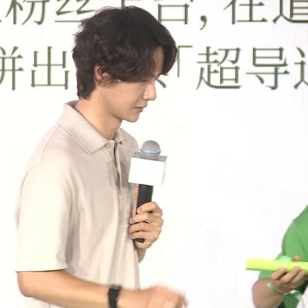 摩托姐姐:  快点儿再快点儿！
王一博（心想）:我就不，我偏要慢悠悠逗猫！[捂脸