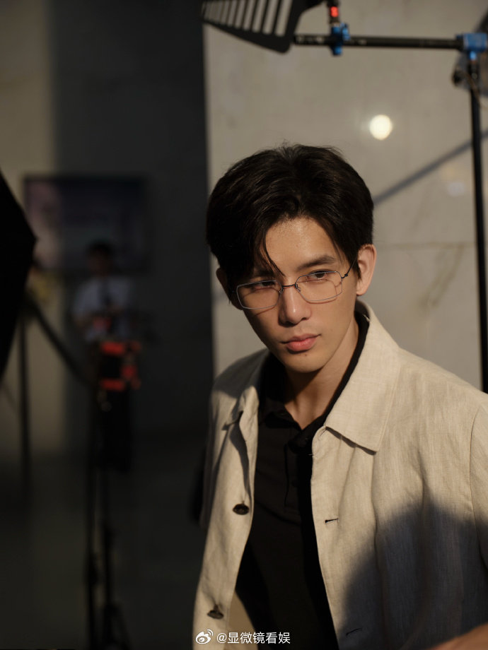 王安宇一瓶接一瓶 少年感十足的学长上线！手里的清爽好茶藏着惊喜彩蛋，揭盖瞬间的快