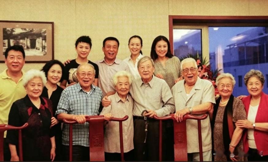 彼年，一众著名的老演员合影，其中有三对是影坛夫妇，你认出了吗？