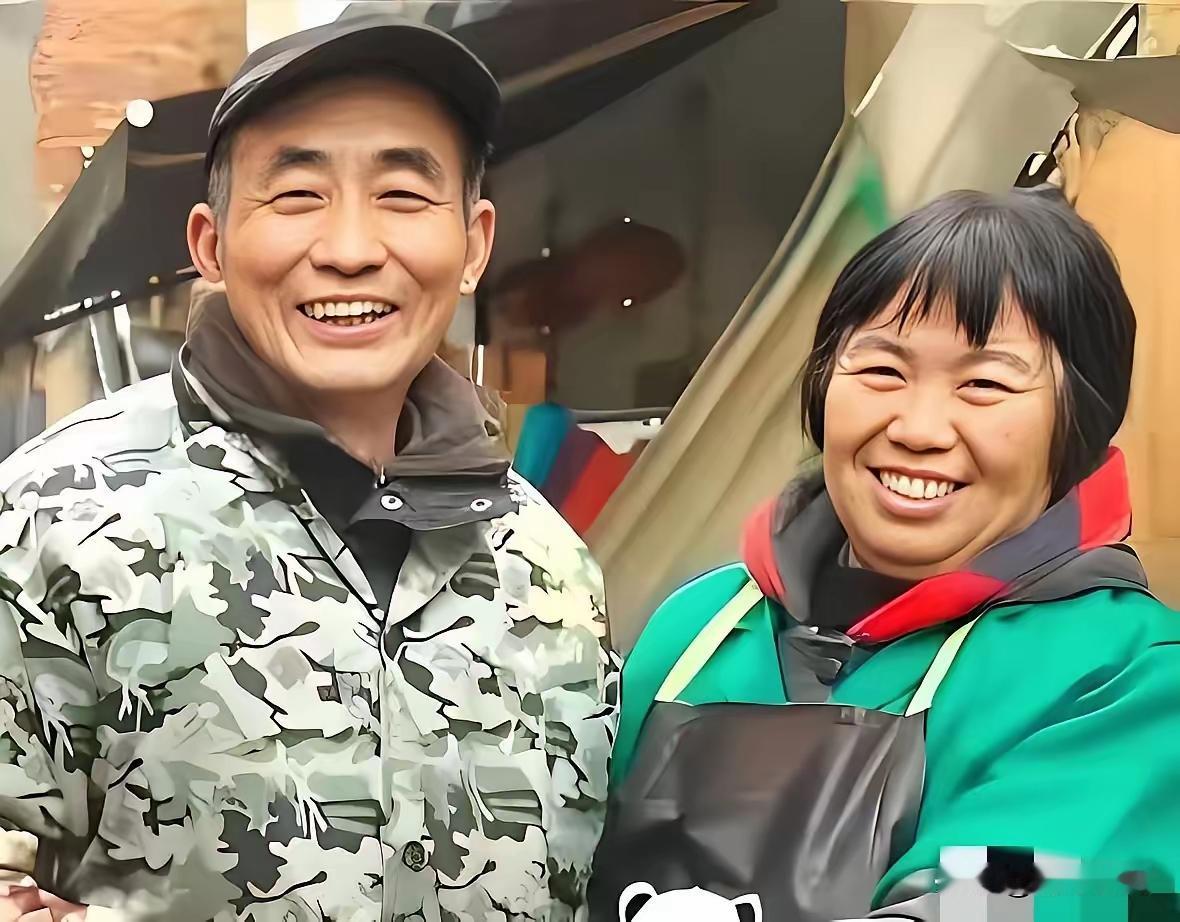 2003年，江西南昌，一夫妻带着一个坐轮椅的小男孩来到油条摊，怯生生的问：“老板