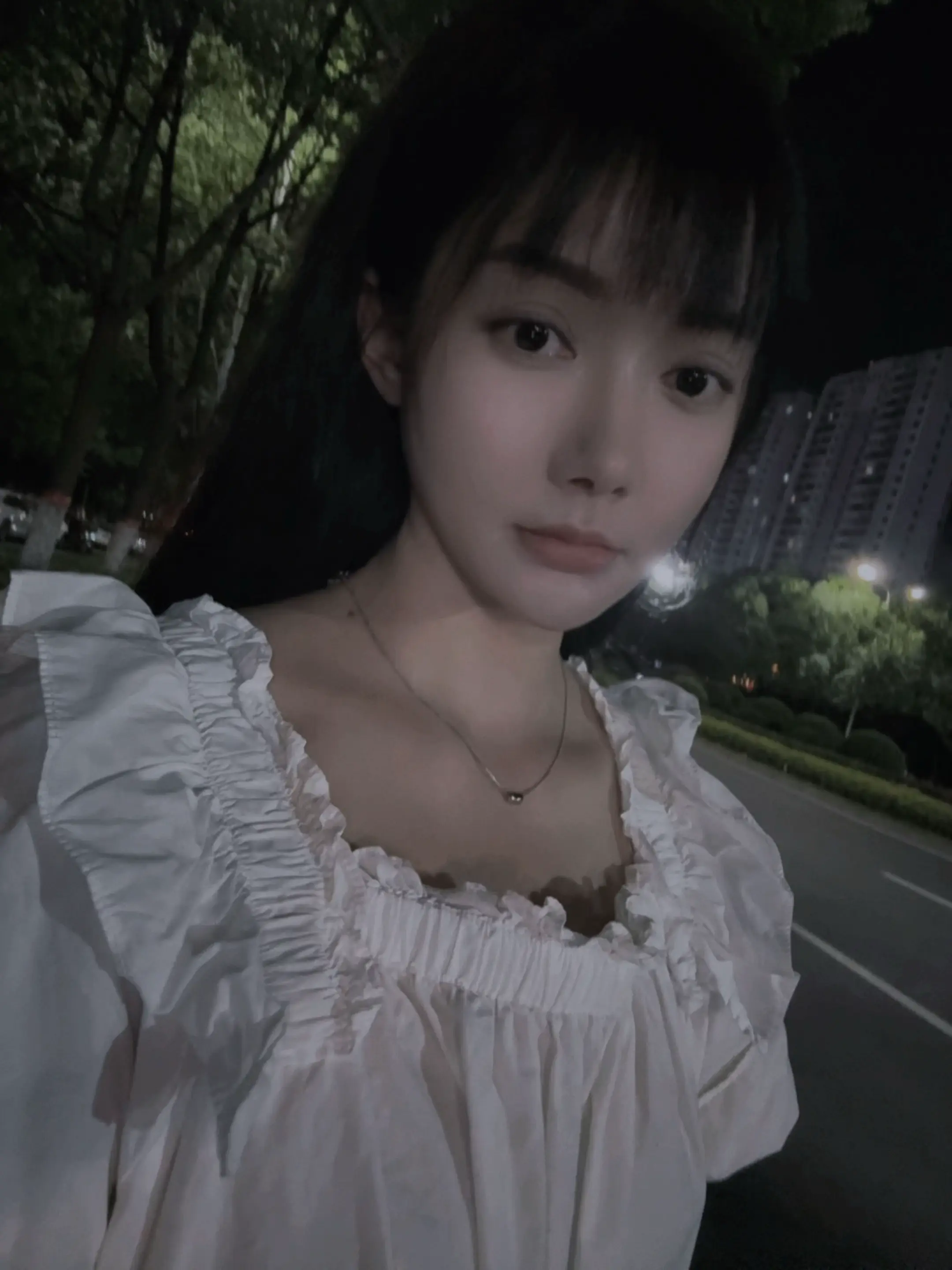 多想一觉醒来回到小时候，父母还是年轻时的模样，而我还是小孩子，一切都是最初的样子