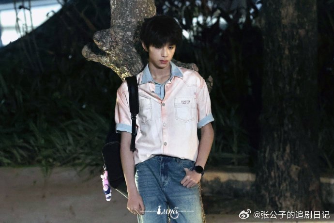 王橹杰 粉色娇嫩王橹杰真的路透天花板，粉色穿得干净又清透，冷脸配小玩偶太戳人！靠