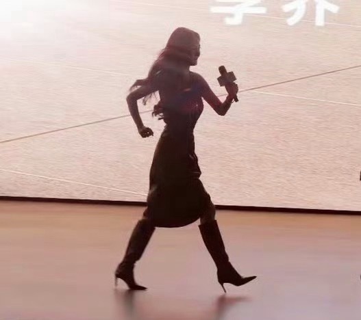 沈腾又忘记扶杨幂了女孩子下班中！ ​​​