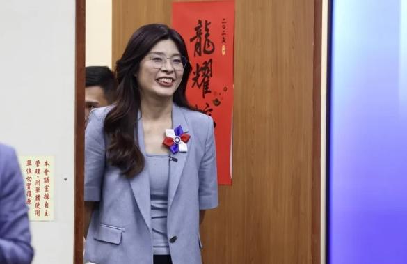 郑丽文，你搞错了！很多人以为，你喊出“统一”，就站对了队。错了！真相是，你把“中