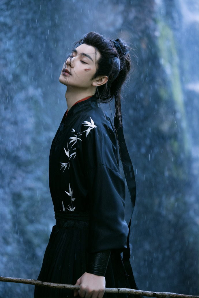 #王佑硕竹林战损大片# 被竹林战损大片硬控30秒，一身黑衣白竹侠客装扮配上龙须高