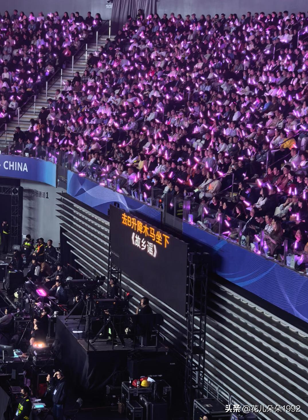 现在开演唱会提词器原来这么详细啊，每一步该什么表情和做的什么事都详细的给你列出来