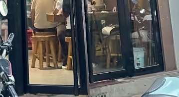 【玉林一餐饮店顾客就餐完久坐一下被赶】6月6日，网友爆料称：玉林市区的一餐饮店顾