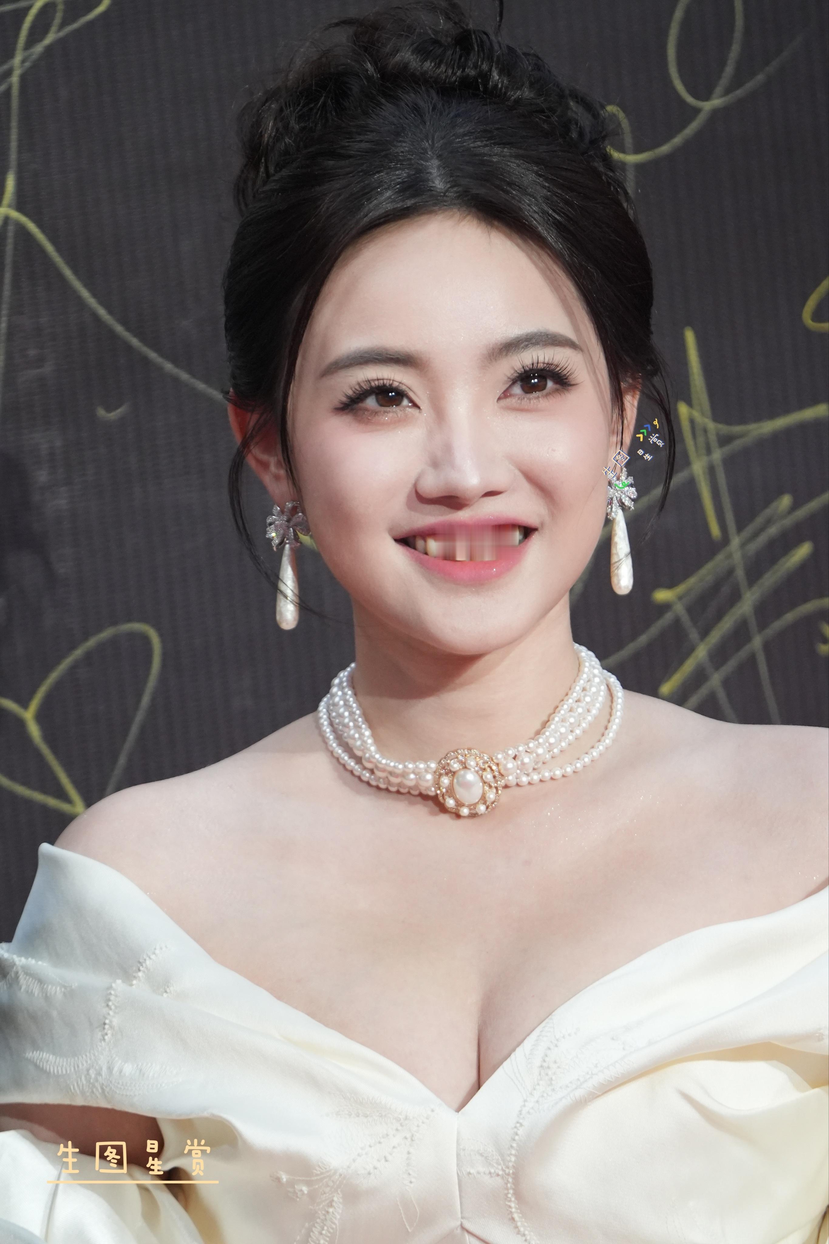 白昕怡×微短剧之夜红毯身材热辣似火[流鼻血]短剧演员红毯上接吻 ​​​