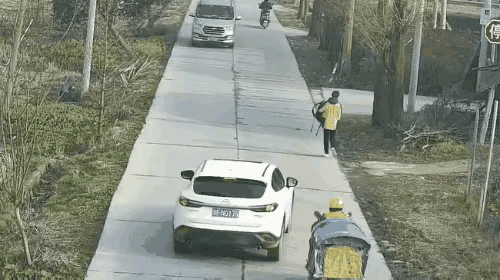 三轮车司机脾气挺大啊
你超我车，我立马就超你车，只是没想到和对面来的车撞个满怀。