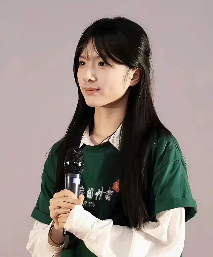 李思潼正脸一般，怪不得电影里面都是侧脸 