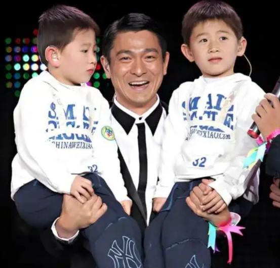 2011年，和刘德华低调相守二十多年的朱丽倩，在整整三年的备孕之路始终毫无结果后