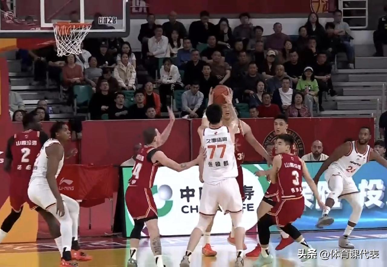 11连胜预定？李弘权18分引领本土球员爆发，上海男篮半场领先山西20分！北京时间