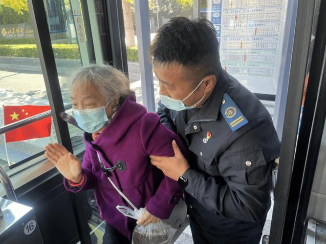 浙江嘉兴icon一公交司机火了！近日，一公交车在乡间路上开得很慢，后车以为司机是