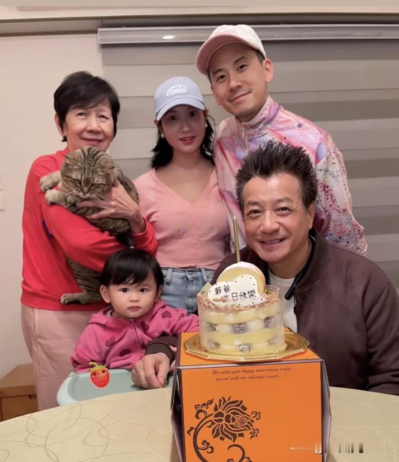 这位香港男演员太年轻了，哪里像76的人，不得不佩服香港人，70多岁了，就像是四五