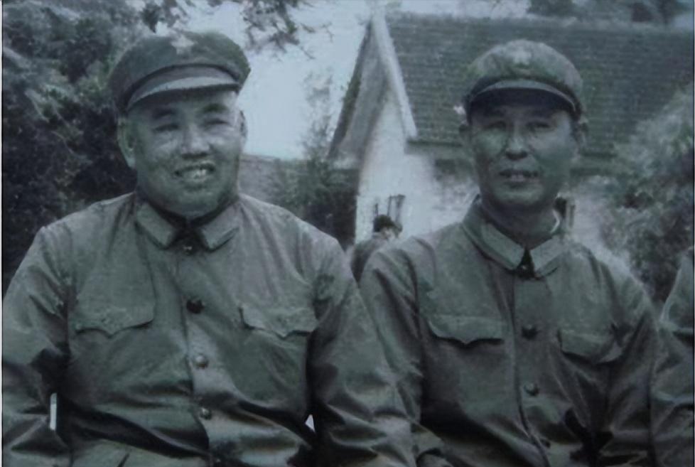 长征途中，在一次战斗中，红十师师长陈锡联不幸受伤。他腹部中弹，军服染血，脸色苍白