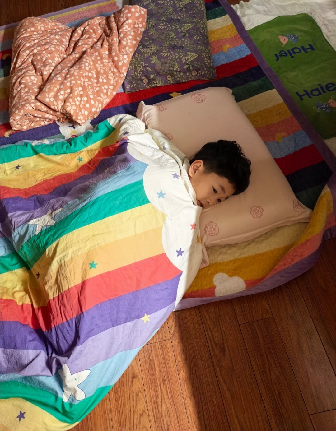 今天下午哥哥犯了个错误，在英语培训班课间休息时间私自下楼买零食，上课了都没有回来