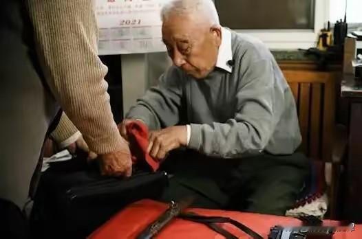 1996年民警上门收枪，老汉淡定放话：一把大将送的，一把中将送的
 
1996年