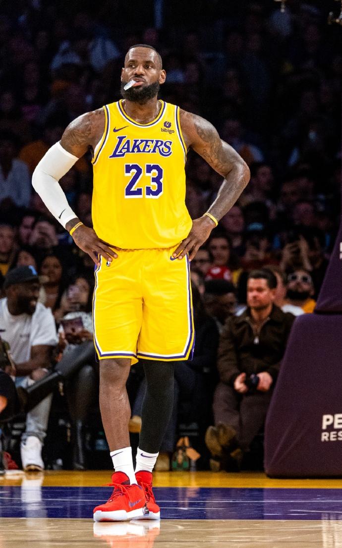 詹姆斯最后一个铁血助攻，竟然没有铁血上篮刷数据，打了黑子们的脸，詹姆斯竟然还是正