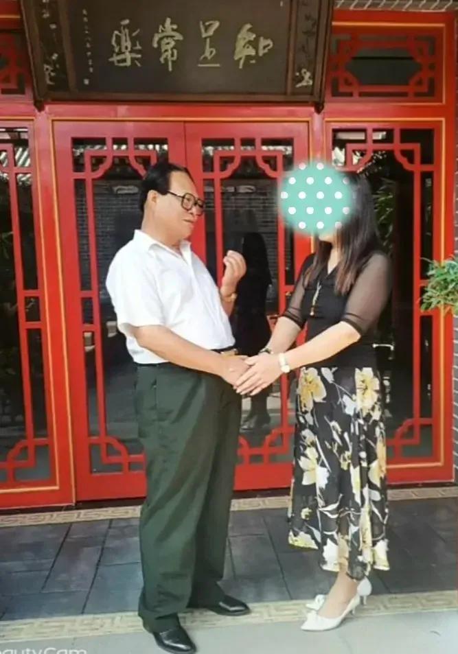 江泽民的特型演员卯秋民

这是2022年，特型演员卯秋民与朋友的握手照。照片中的