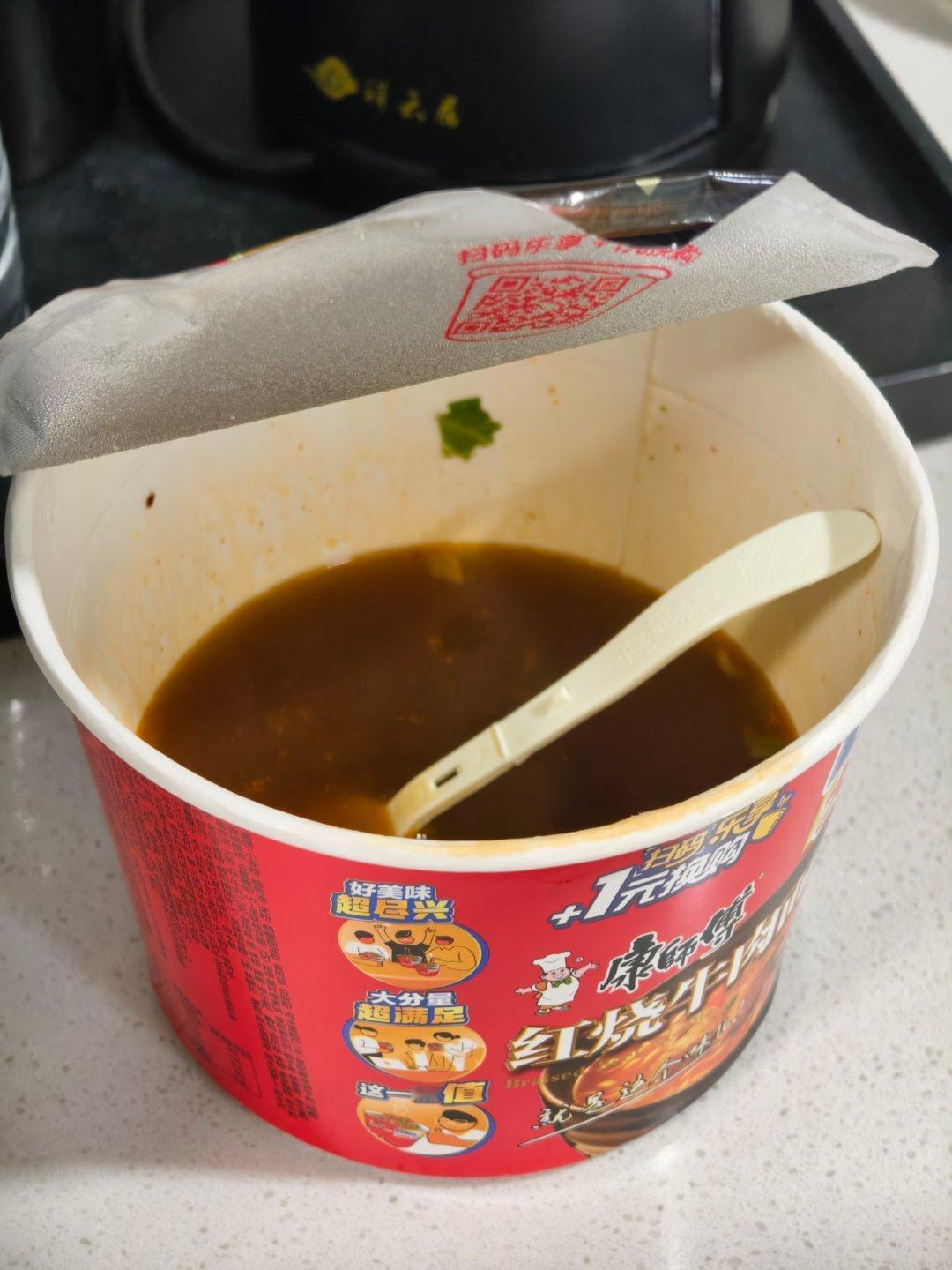 吃完泡面接着干活，说实话对自己白天拍的东西不满意，想着要不要给大家录一点探展心里